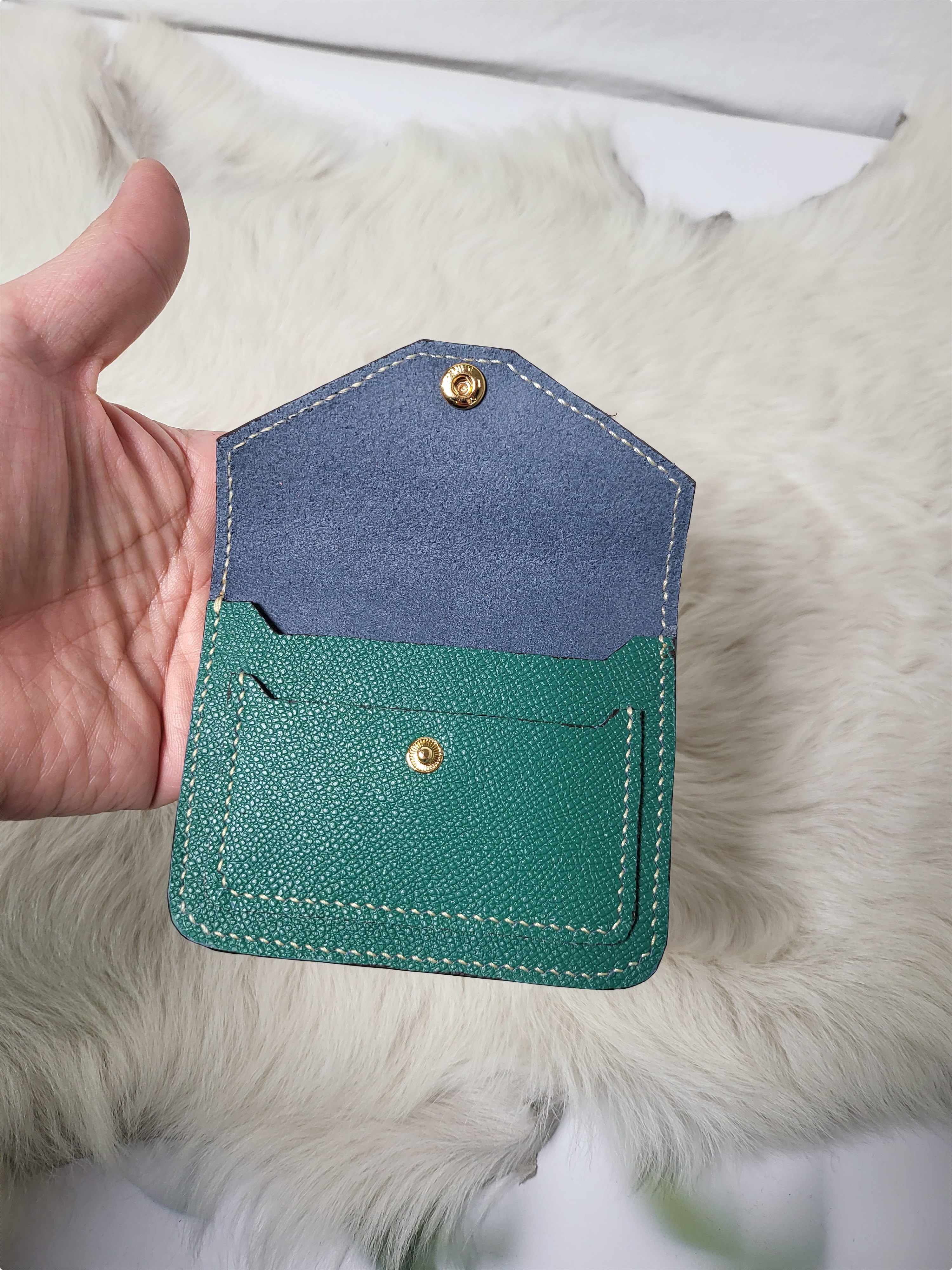 초록색 가죽으로 만든 카드지갑
