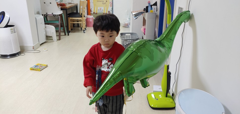 선물 받은 현서의 표정 청주 이벤트 풍선 뜻밖의 18