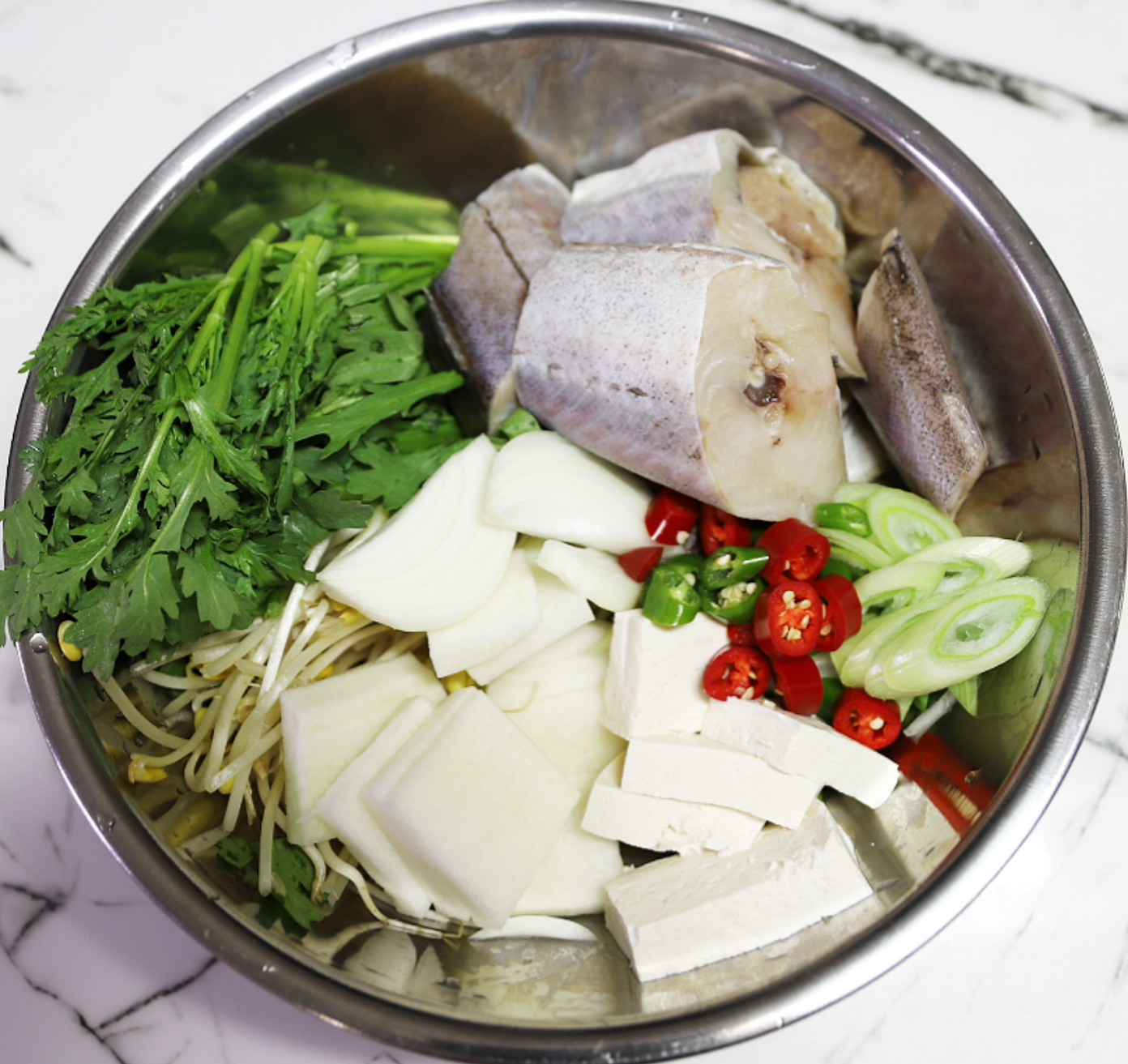 동태탕 재료 손질 모습(동태, 무, 대파, 콩나물, 고추, 쑥갓)