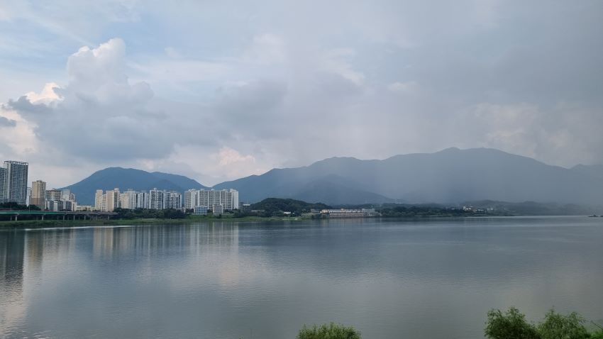 회색 강물에 비친 덕소 아파트단지, 회색구름,
