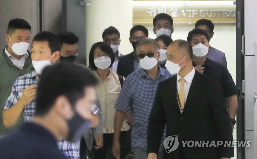  문재인 전 대통령 귀향 후 제주로 첫 여행..1주일 예정