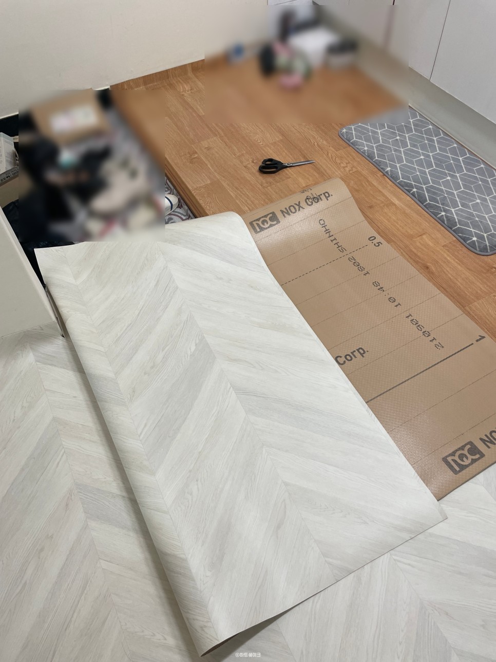 셀프인테리어 벽 페인트 칠하는 방법 벽지페인트 처음해봤는데 별거없네요. 벽지위에 칠해요. 27