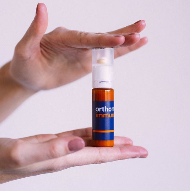 양손으로-오쏘몰이뮨-약을-잡고-있는-사진