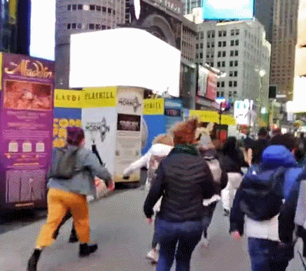 뉴욕 타임스퀘어 한복판 폭발음에 혼비백산 도망가는 시민들...9.11 트라우마? Watch: Times Square Manhole Blast Sends Panicked Crowd Scrambling for Cover