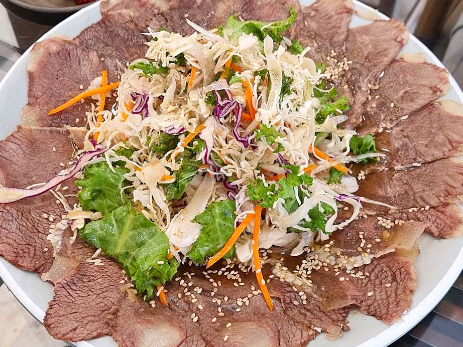 백반기행 송도 장육쌈 야채를 고기에 싸서 먹는 사진
