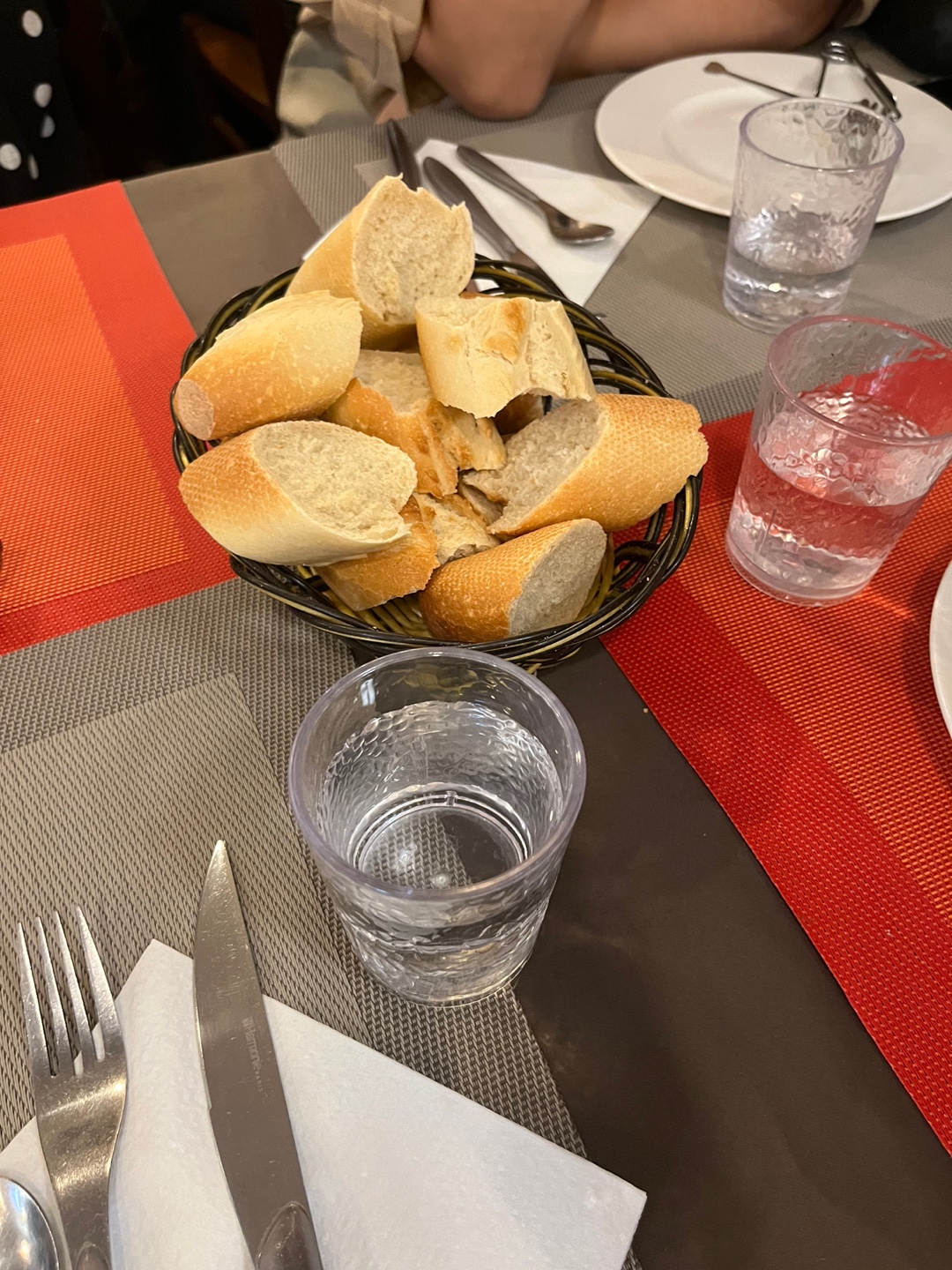 프랑스 파리에서 처음먹어 본 바게트 빵 모습(1)