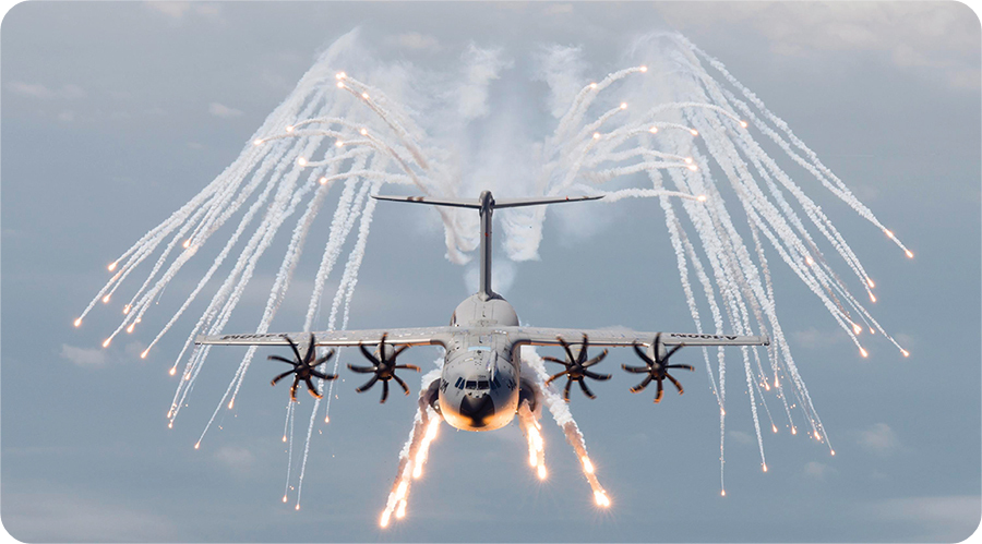 Airbus사의 A400M 수송기가 DAS 시스템 시험 중 Flare를 발사하고 있는 모습