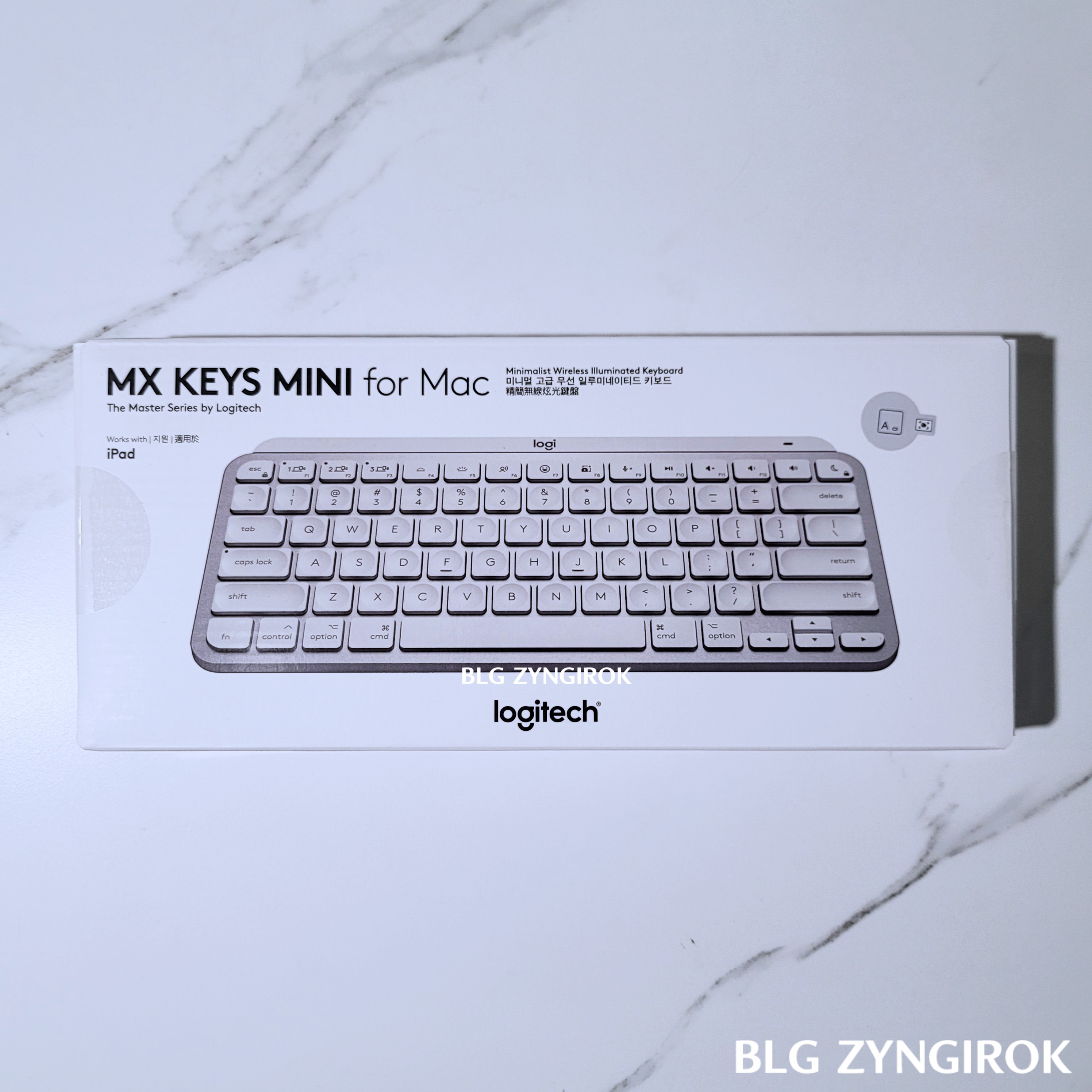 로지텍 MX Keys MINI 상자가 테이블 위에 놓여있다.