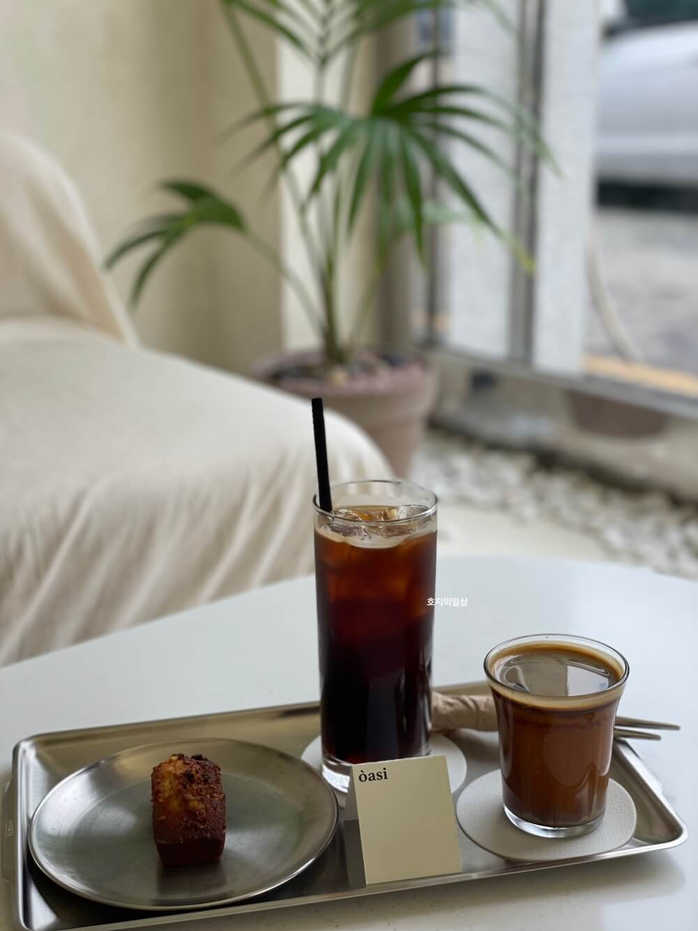 수원 오목천동 카페 오아시스 - 테이블 위 커피와 빵