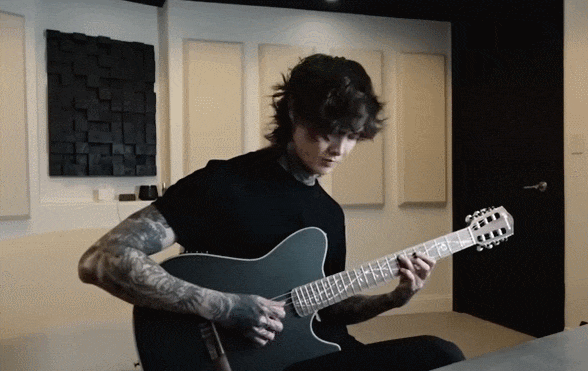  밴드 폴리피아 '팀 헨슨'의 놀라운 연주 실력 VIDEO: Guitarist Tim Henson Shows off Amazing Skills With Unplugged Performance of Polyphia’s “Playing God”