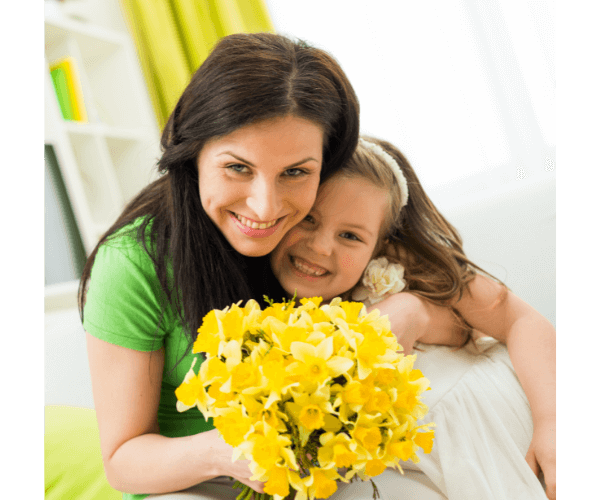 어머니와딸이-노란꽃을들고-웃고있다