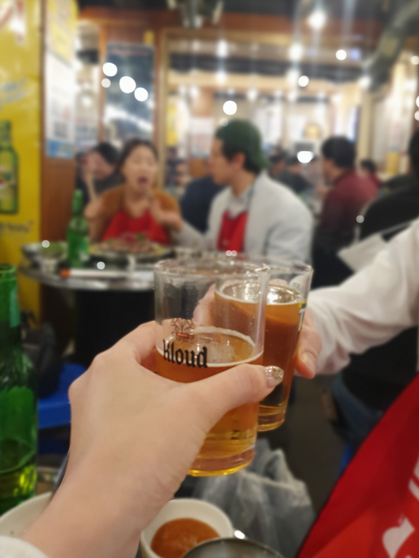 맥주잔을-부딪치는-사진