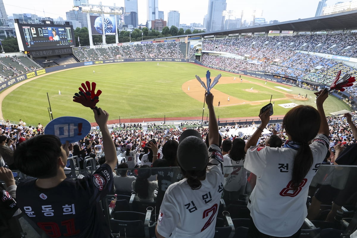 올해 한국 프로야구(KBO)가 역대 최소 경기로 800만 관중을 돌파하며 흥행 열풍을 이어가고 있는 가운데 지난 14일 두산과 롯데 경기가 펼쳐지고 있다.