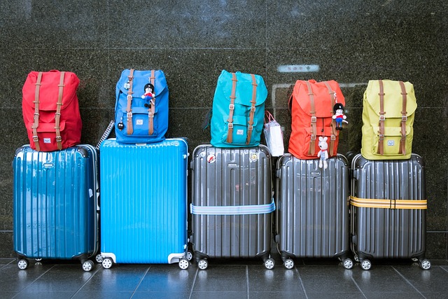 다섯개의 여행가방 위에 놓여있는 다섯개의 배낭