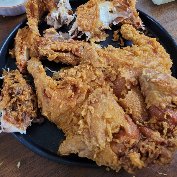 치킨 먹는 중