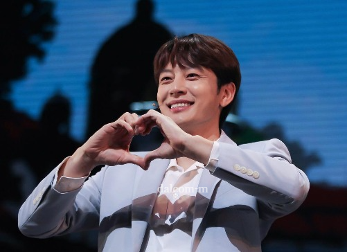 손을 잡고 웃는 세븐