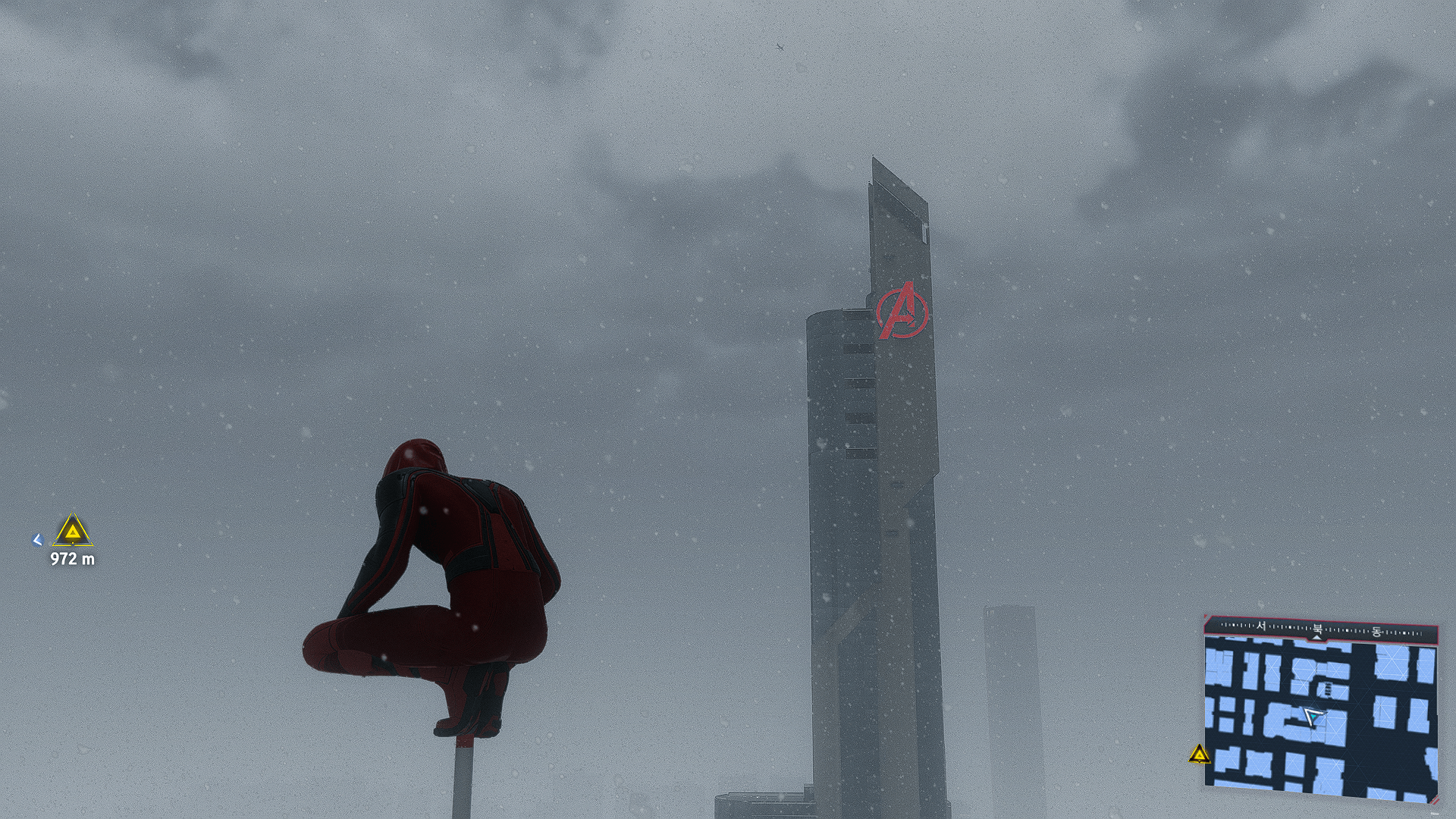 Marvel&#39;s Spider-Man: Miles Morales 게임 속 어벤저스 타워와 함께 찍은 스크린샷