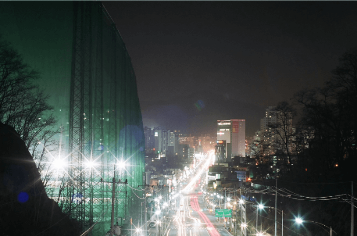 캐논-ae-1-필름-카메라-야간-도로-위-지나가는-차량-궤적