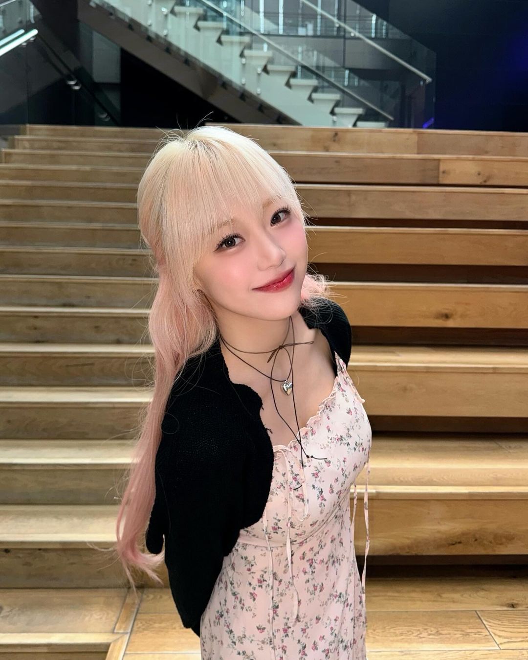 이슈유머걸그룹kpop헉짤연분홍 꽃원피스 입은 건강한 봄처녀 시그니처 지원-1번 이미지