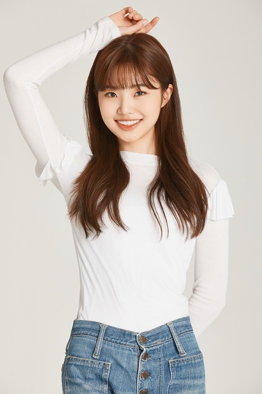 흰 티를 입은 최지수 배우의 모습