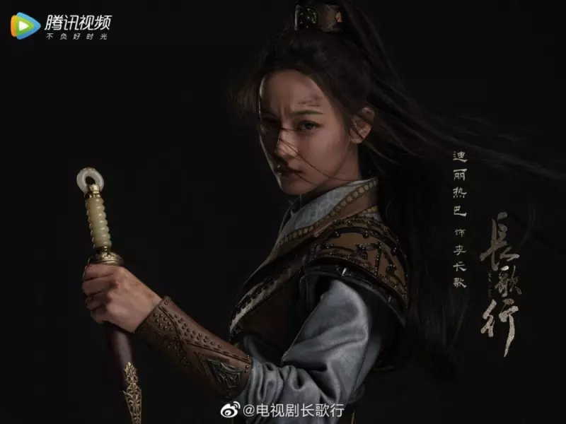 고대 의상을 입고 칼을 들고 있는 여자. 중국드라마 추천 장가행