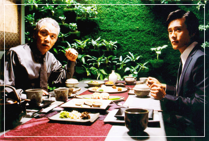 강 사장(김영철)과 김선우(이병헌)이 고급 한정식 음식점에서 한식 코스 요리를 먹고 있다. (출처 : 영화 달콤한 인생)