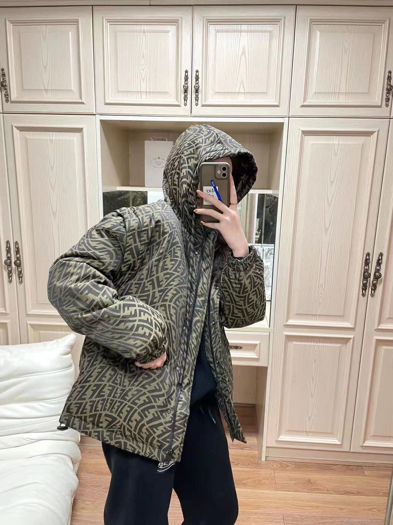  [FENDI] 펜디 로고 자카드 다운 자켓