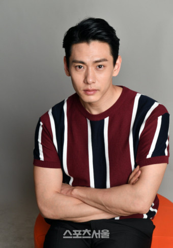 전쟁 중 유태오는 과거 결혼해 니키리와 아이를 낳았다. 3
