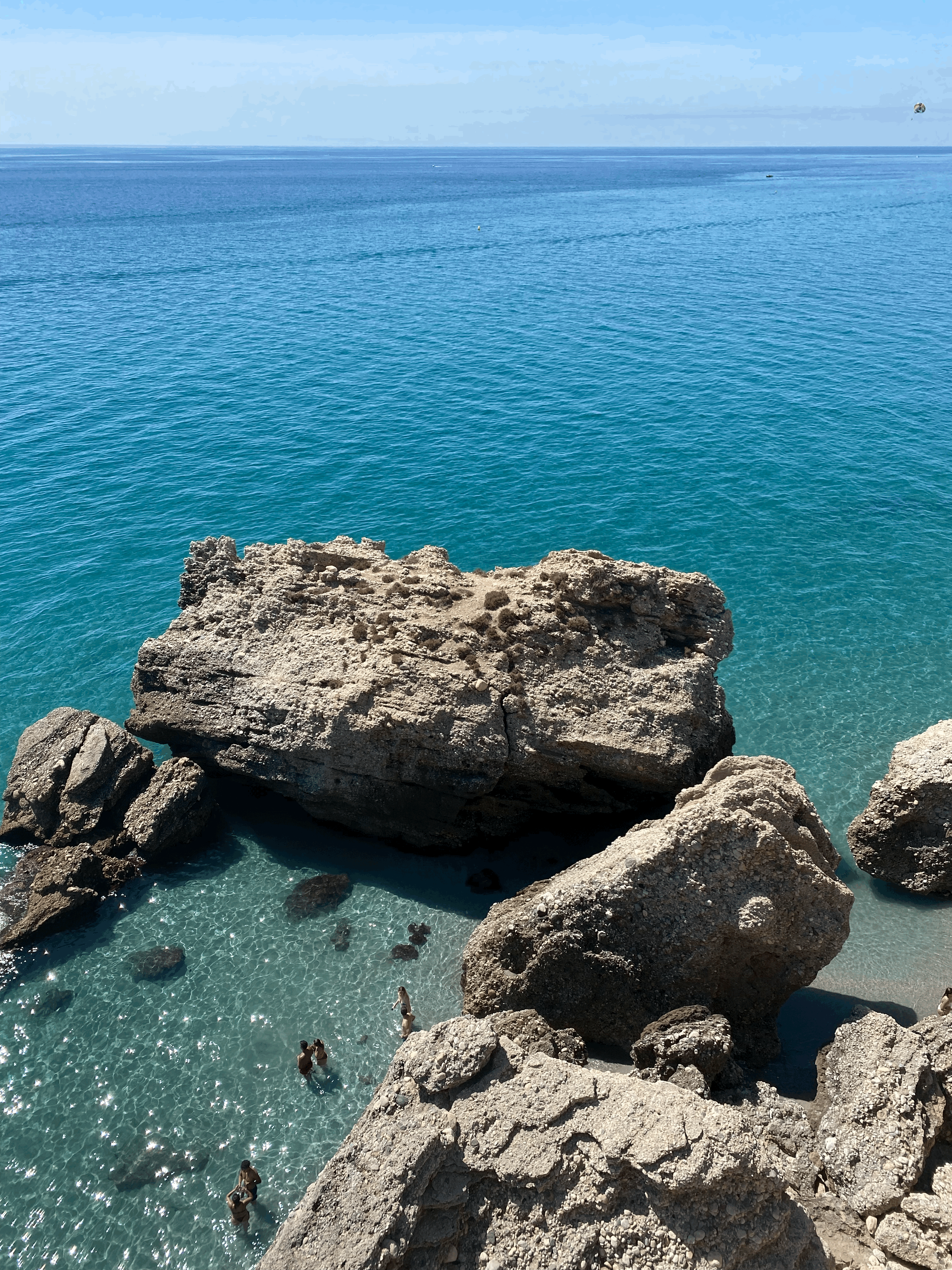해변 근처에 있는 암석