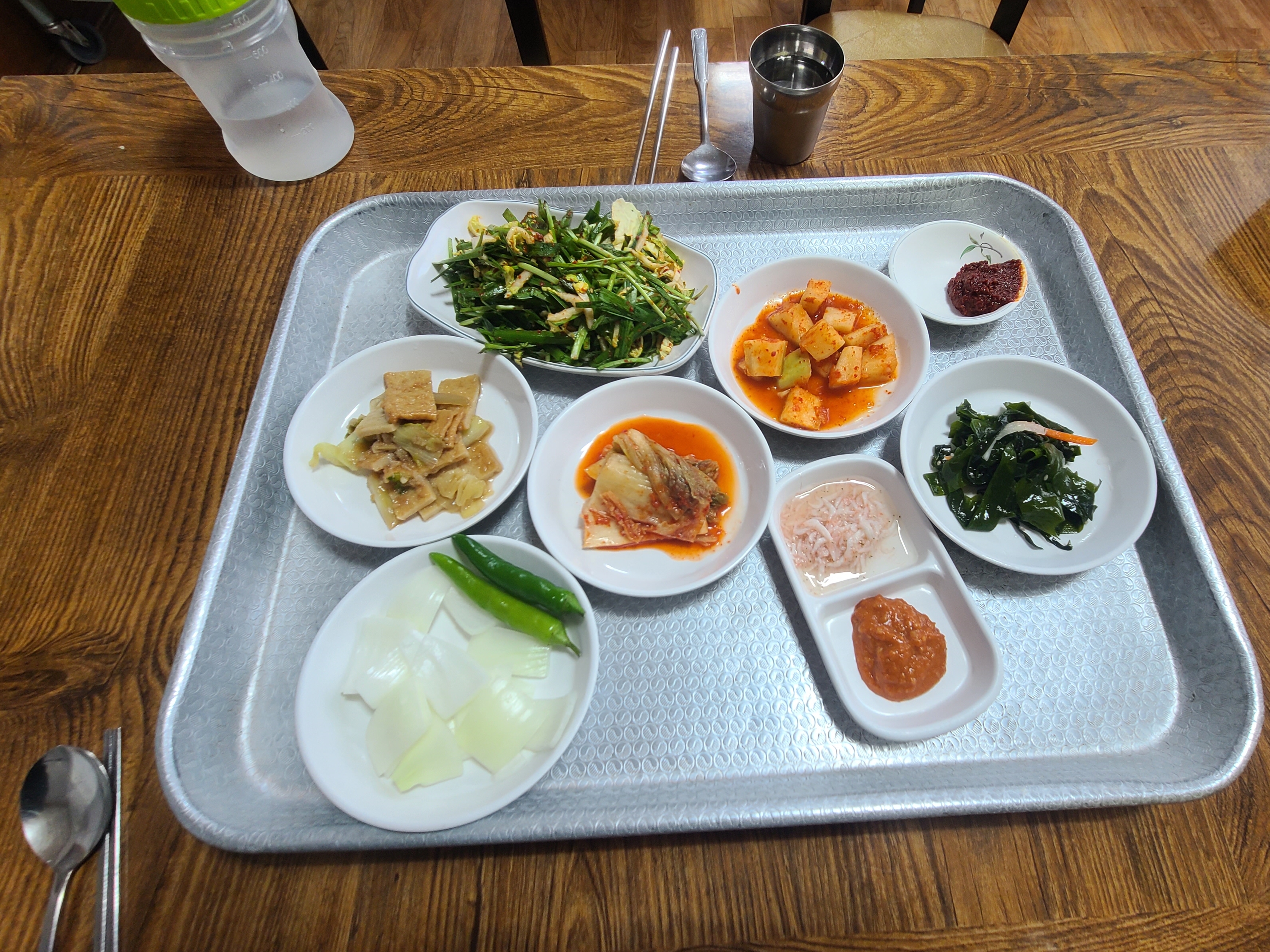 산청 맛집 행님아흑돼지의 기본반찬은 배추김치&amp;#44; 깍두기&amp;#44; 부추무침&amp;#44; 어묵볶음&amp;#44; 미역무침&amp;#44; 양파&amp;#44; 청양고추&amp;#44; 새우젓&amp;#44; 쌈장&amp;#44; 다진양념이 나옵니다