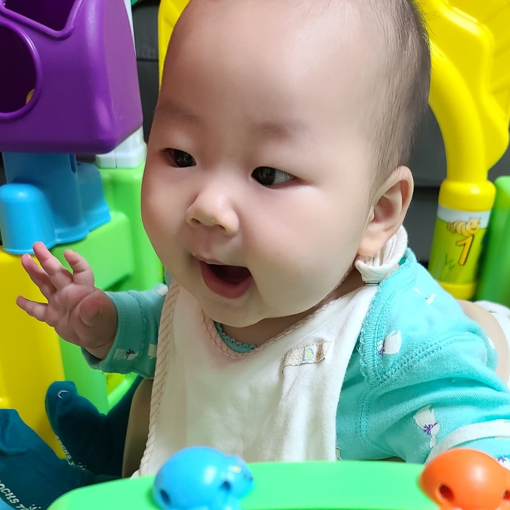 수유량과 간식을 공유합니다. 6개월 동안 아기의 발달과 장난감, 17