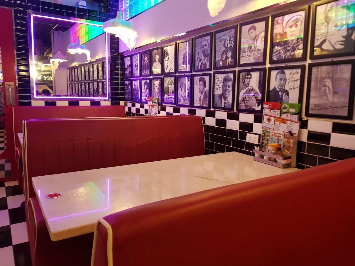 호치민 1군 아메리칸 레스토랑 Eddie&#39;s New York Deli & D1ner - 식당 분위기