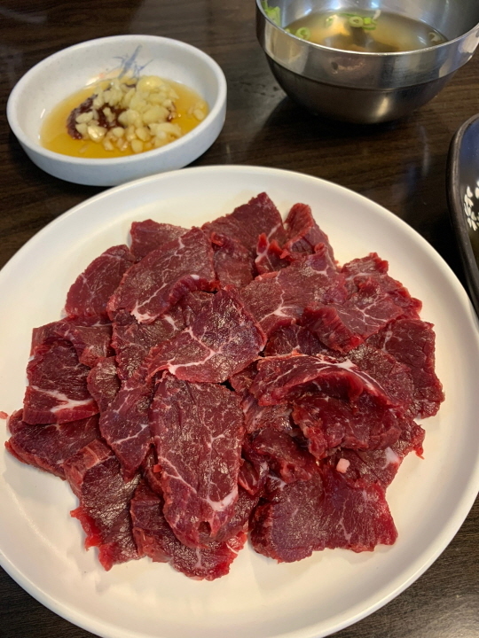  잠실 장미상가 지하에서 유명한 뭉티기 맛집 '한뭉티기'