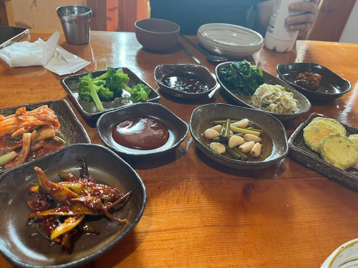 원목-테이블-위-반찬들