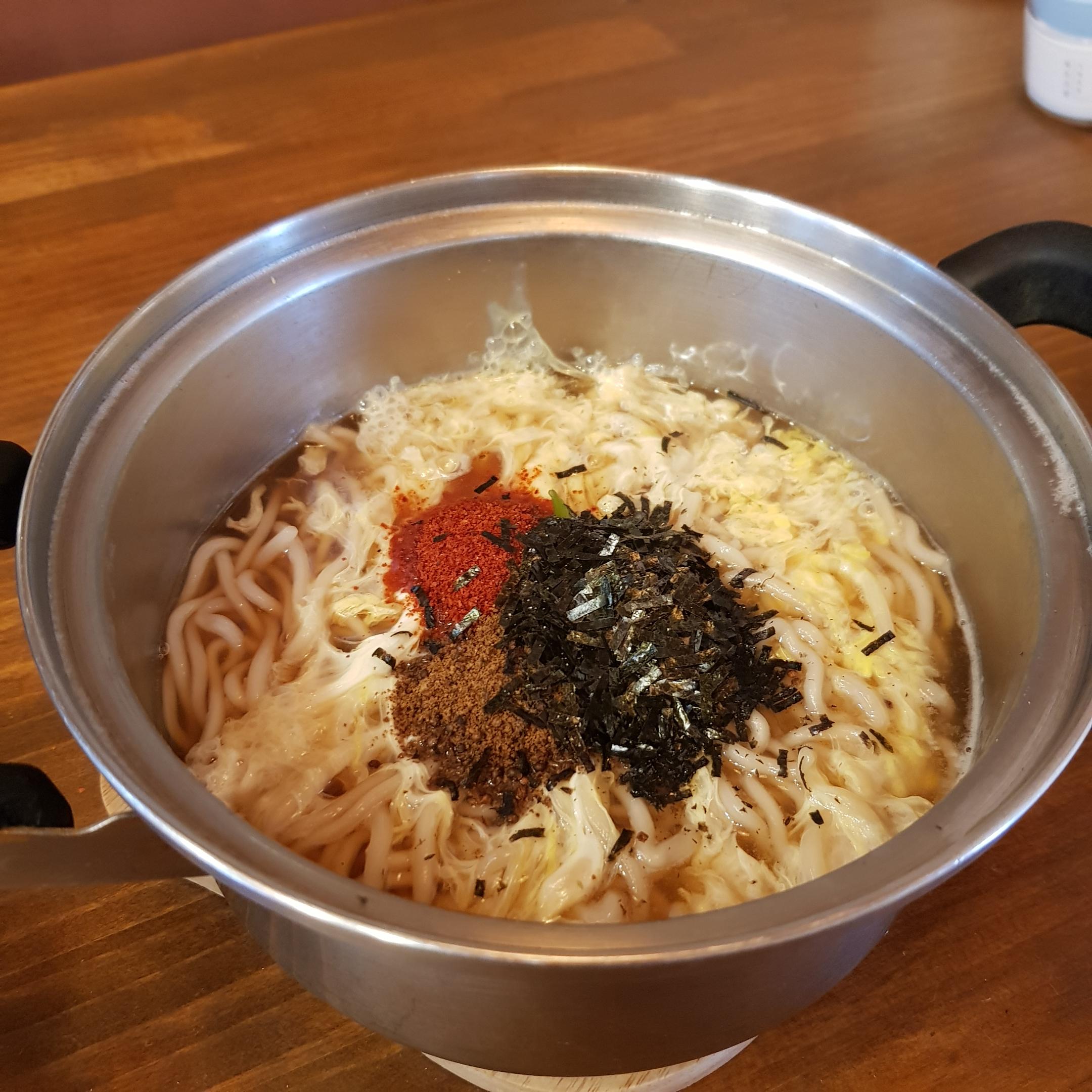 완성한 칼국수에 가루를 뿌린모습