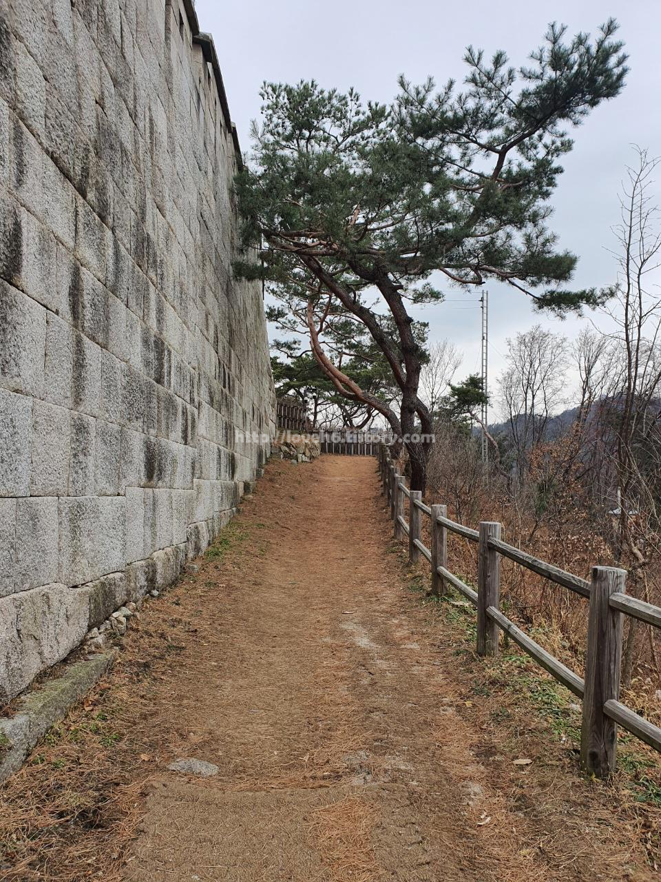 북악산_北岳山_Bukaksan/요 길 끝에 있어요
잠시 앉아 쉬어갔네요^^;;
저질체력 하하