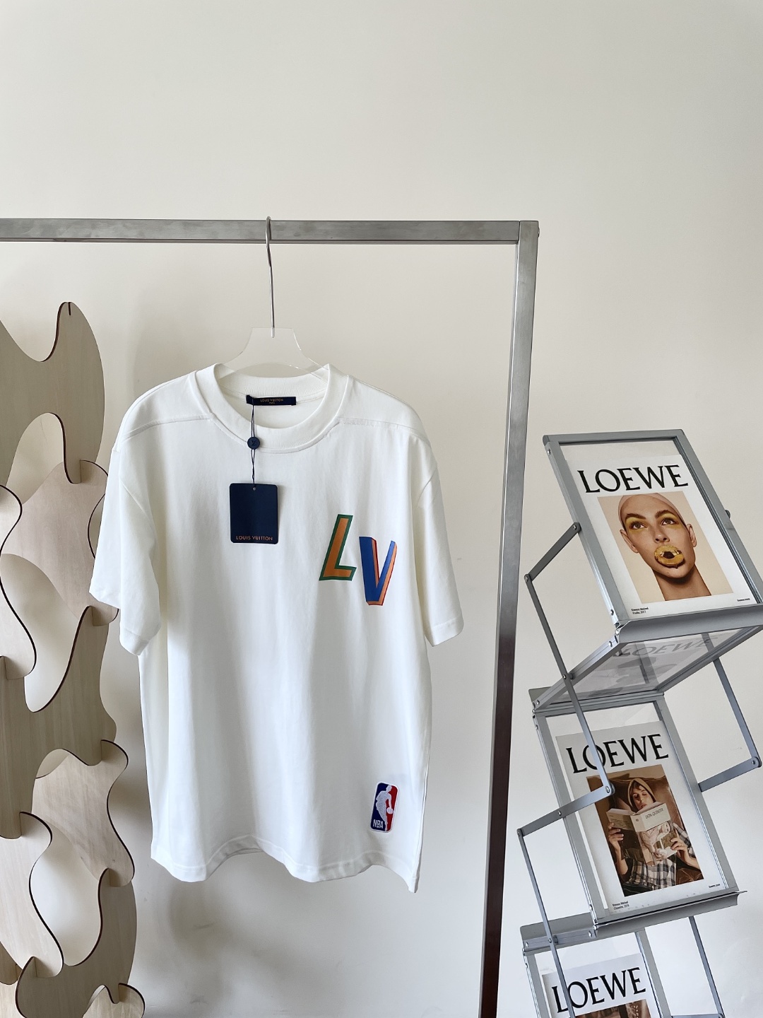  [LOUIS VUITTON x NBA] 루이비통 X NBA 프론트 앤드 백 레터스 프린트 반팔 티셔츠 1A8X8R