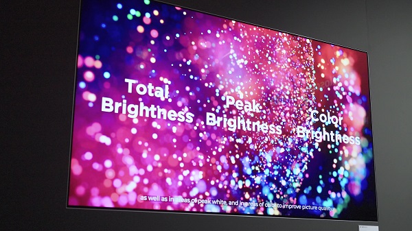 메타 테크놀로지 2.0이 적용된 83인치 OLED TV 패널