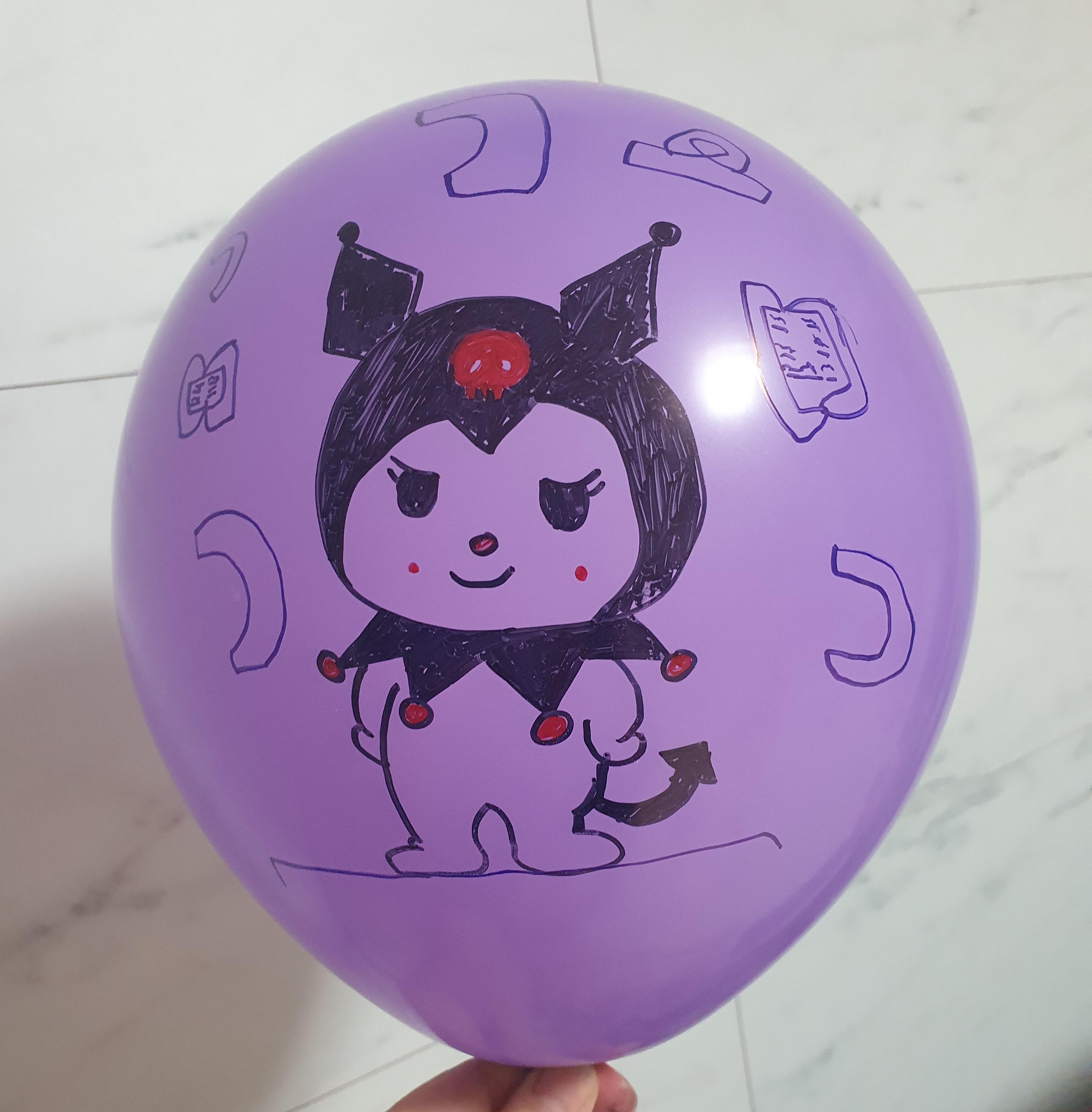 보라 풍선에 그린 쿠로미