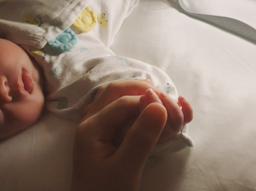 아기가 잠들었을때 손톱을 깎는 사진