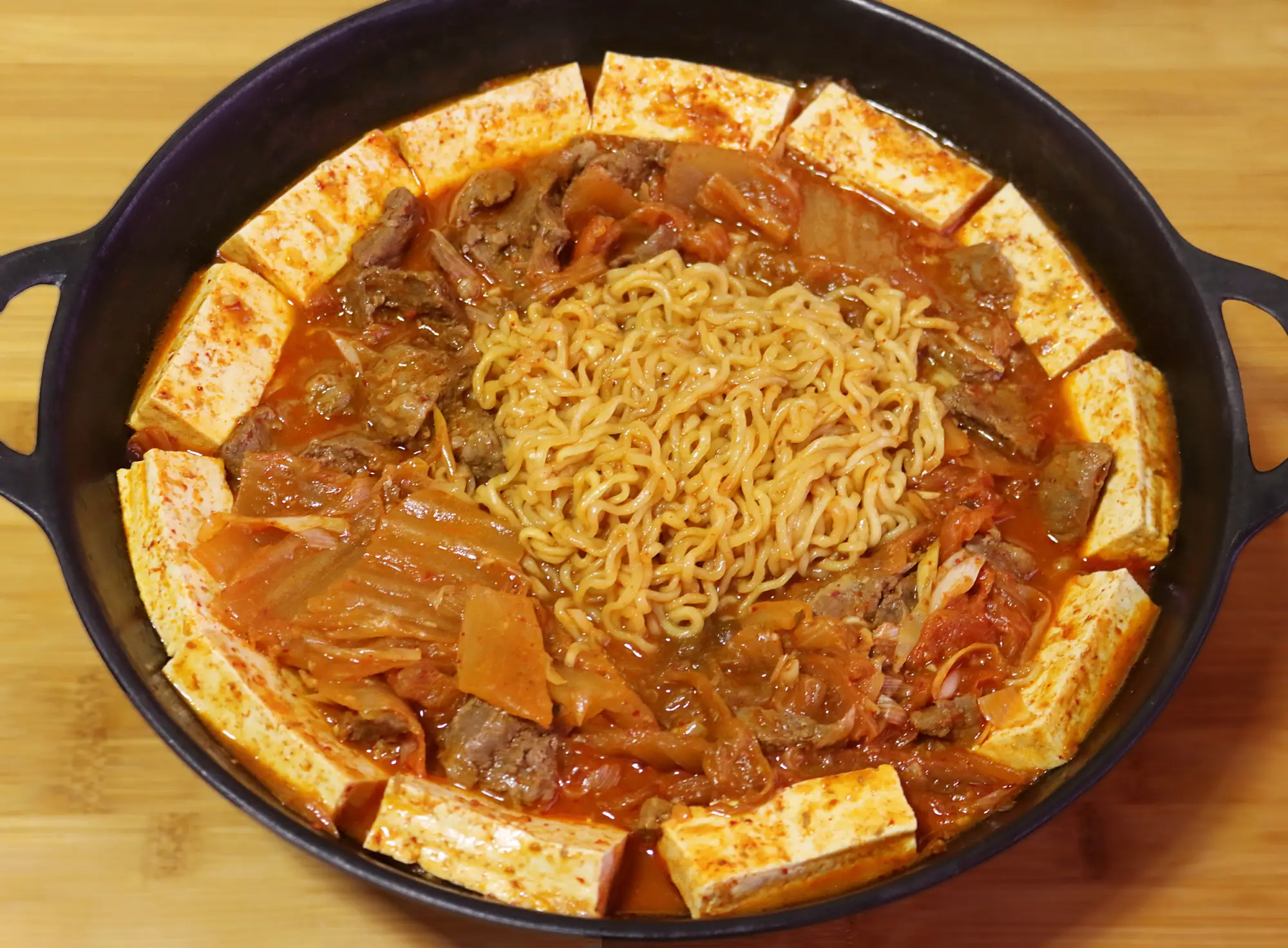  소고기 김치찌개: 돼지고기 김치찌개와는 다른 매력!