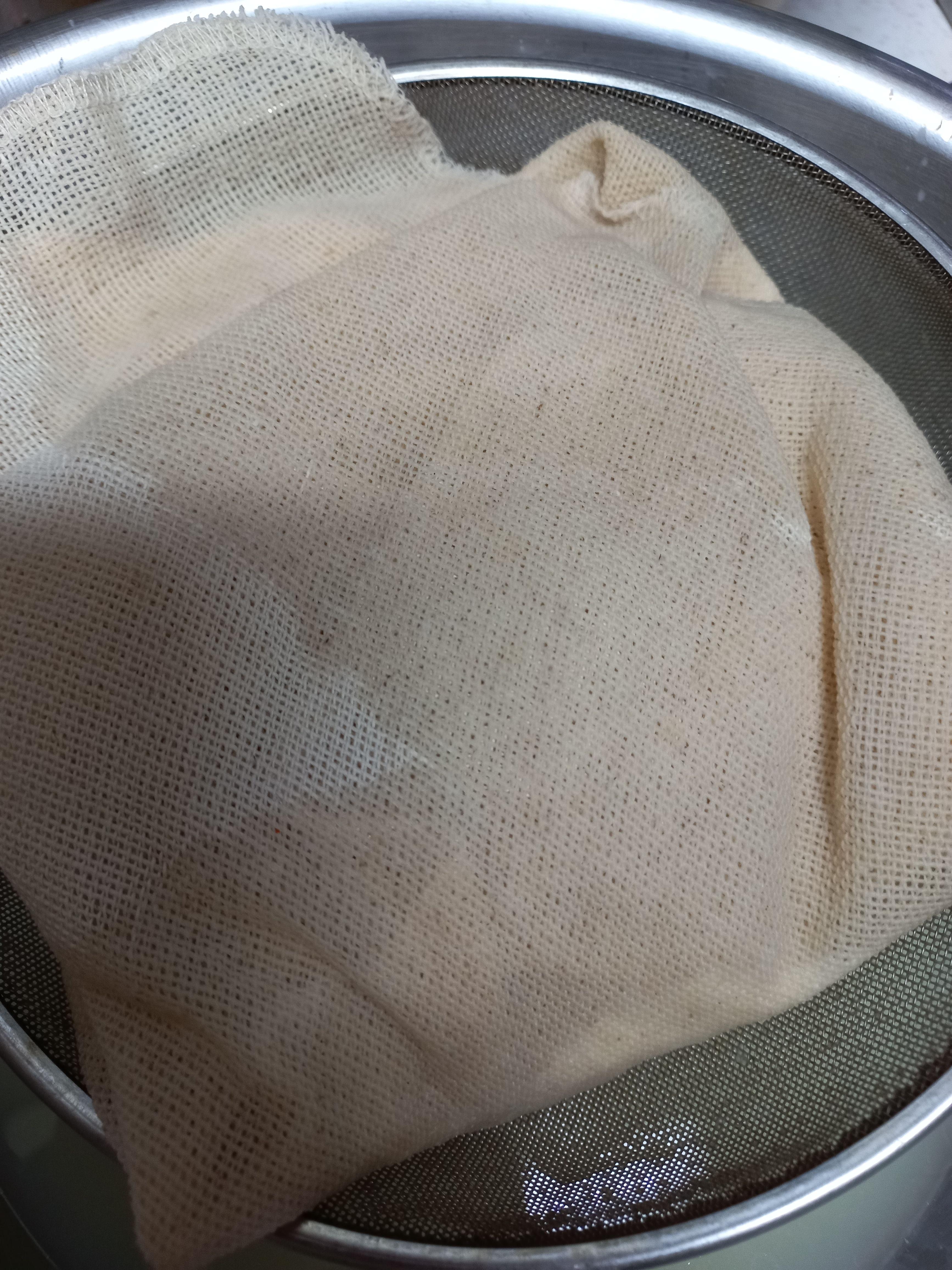 응고된 두부를 베보자기로 싸준 사진