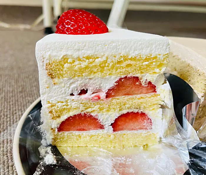 딸기생크림 케이크 한 조각