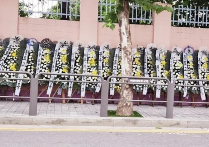 사건이-일어난-서초구-초등학교앞-근조화환
