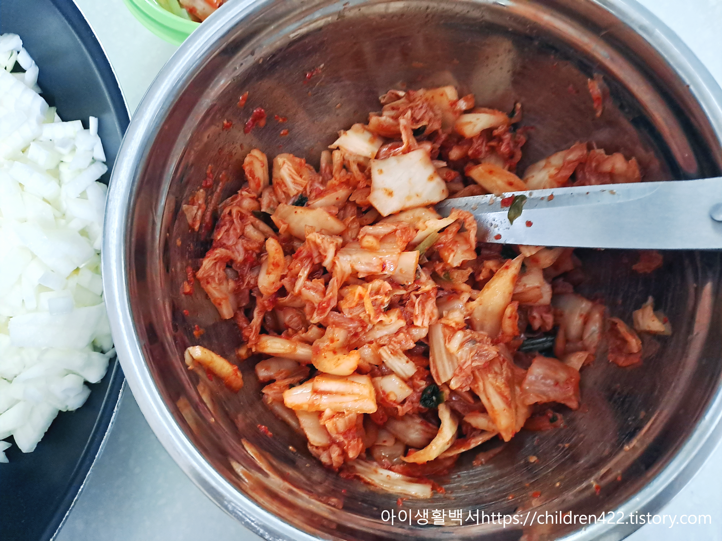 김치를 가위로 잘라주기