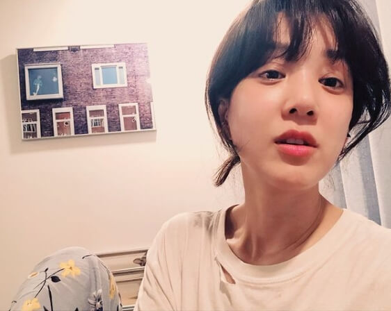 액자-앉아서사진찍는모습