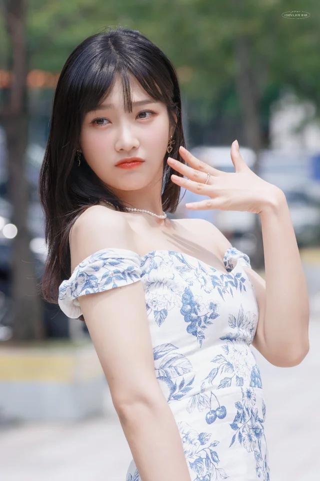  출근하는 레드벨벳 조이 어깨와 가슴골을 시원하게 드러낸 꽃원피스