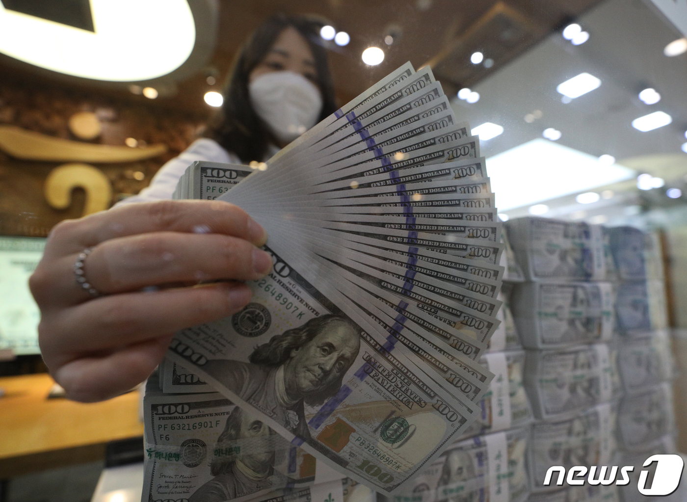  환율 1300원 '날벼락'에 해외여행·직구 '울상'.. 유학생들도 '한숨'