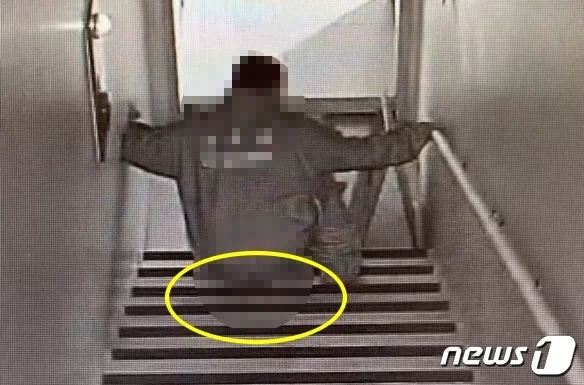  "X덩어리 주인, 연락달라" 종로 계단 쭈그려 앉은 男 CCTV 공개[영상]