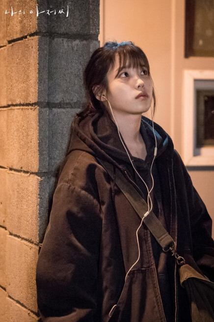 드라마 나의 아저씨에서 아이유가 골목에서 무표정하게 서 있는 장면